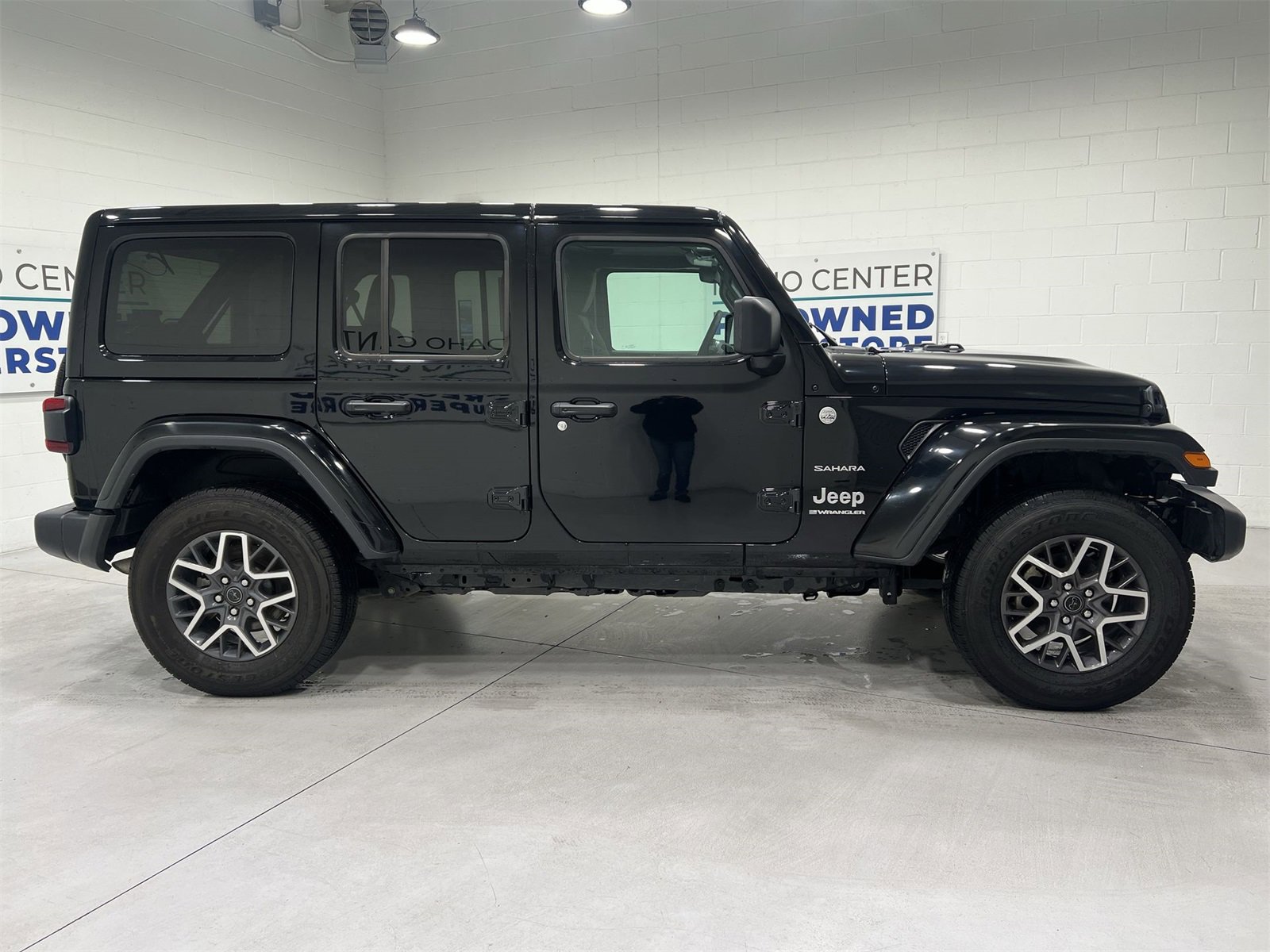 Used 2024 Jeep Wrangler Sahara image 9