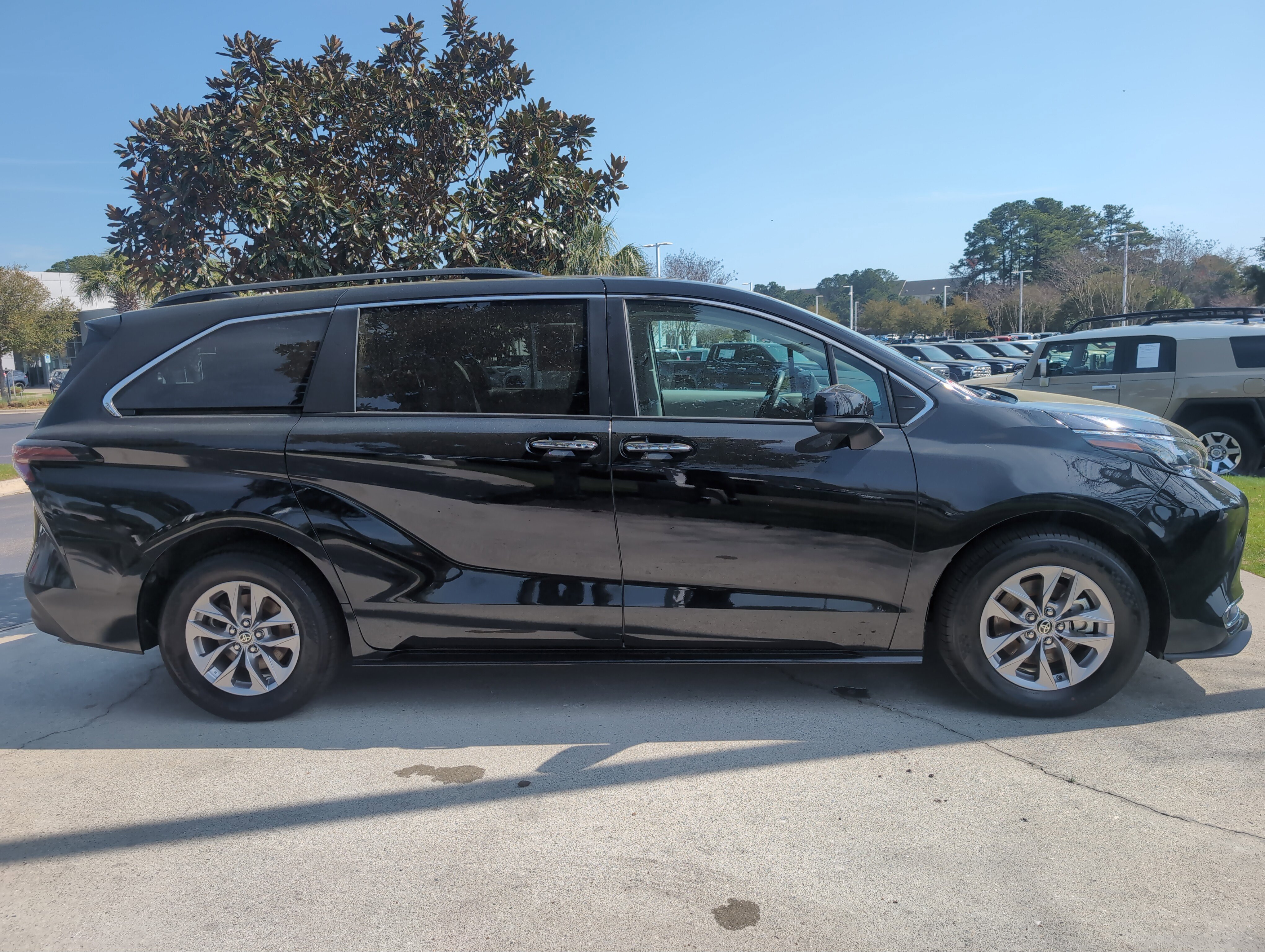 Certified 2024 Toyota Sienna XLE FWD image 11