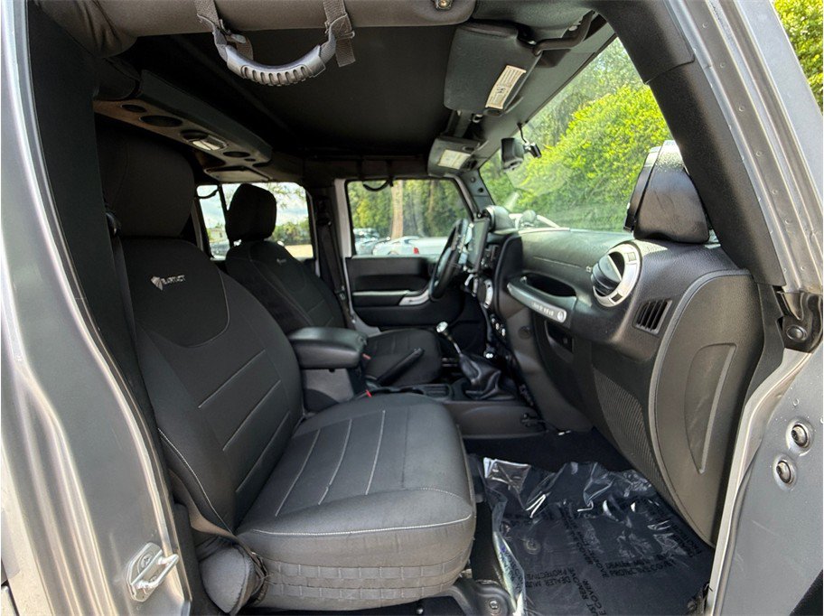 Used 2015 Jeep Wrangler Unlimited Rubicon w/ Connectivity Group AWD/4WD image 46