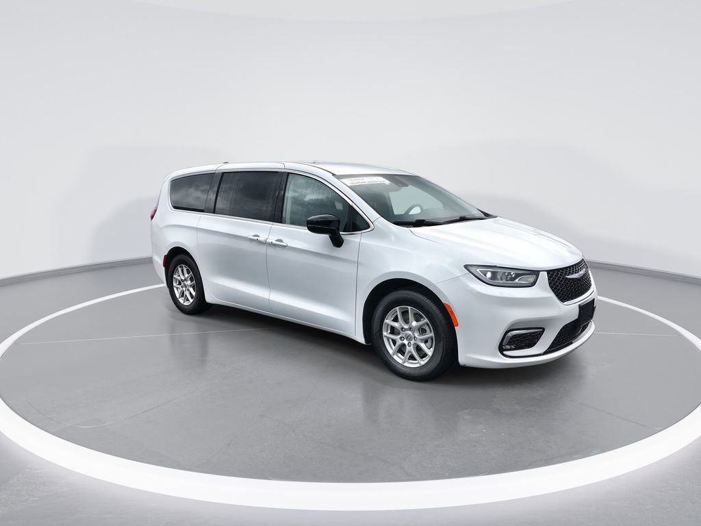 Used 2024 Chrysler Pacifica Touring-L image 2