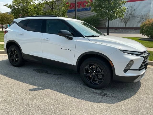 Used 2025 Chevrolet Blazer LT w/ Convenience Package AWD/4WD image 2