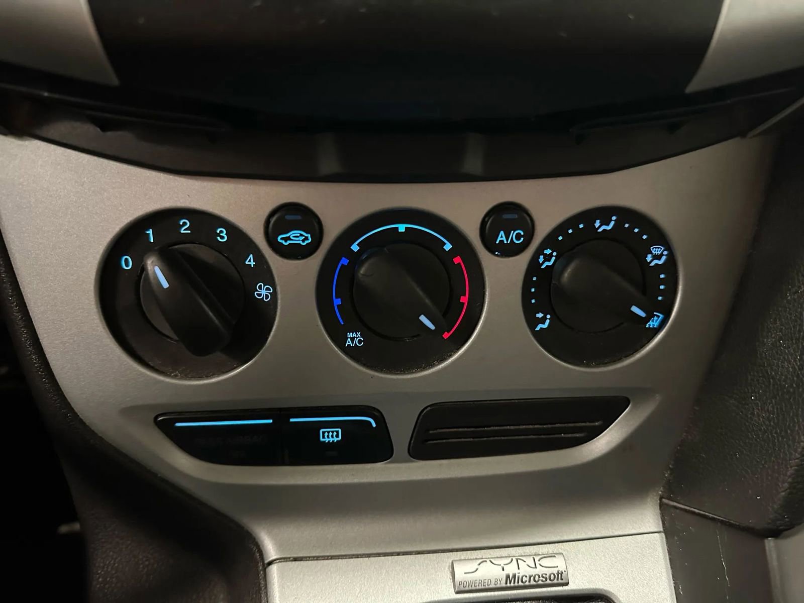 Used 2014 Ford Focus SE w/ SE Sport Package image 26