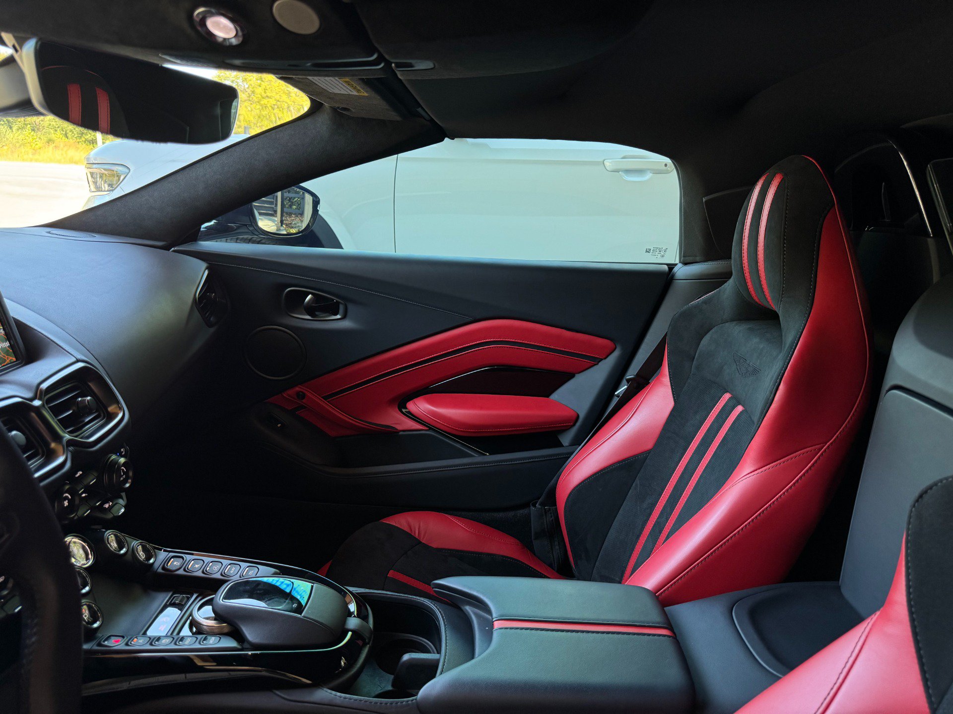 Used 2023 Aston Martin V8 Vantage Roadster RWD image 30