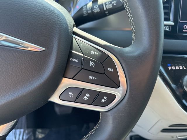 Used 2023 Chrysler Pacifica Touring-L FWD image 23