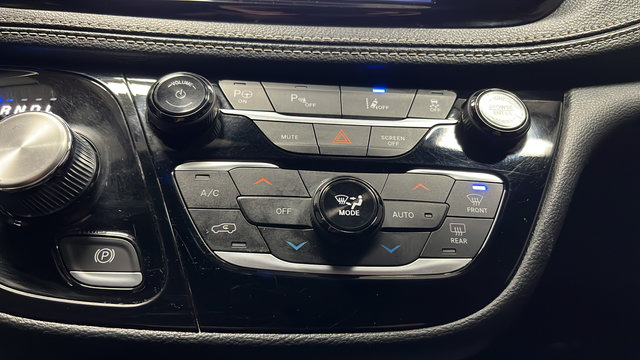 Used 2024 Chrysler Pacifica Limited FWD image 17