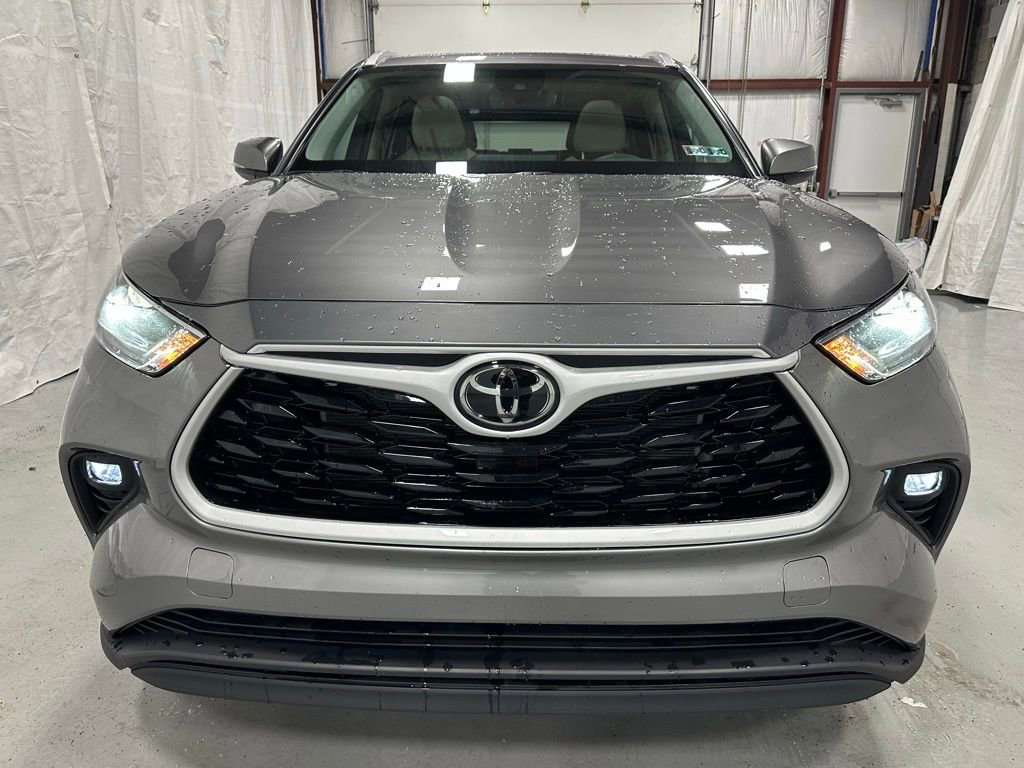Used 2025 Toyota Highlander XLE image 2
