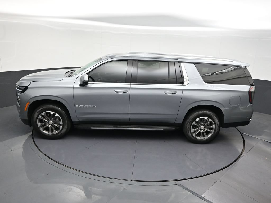 Used 2025 Chevrolet Suburban LT w/ Comfort Package RWD image 18