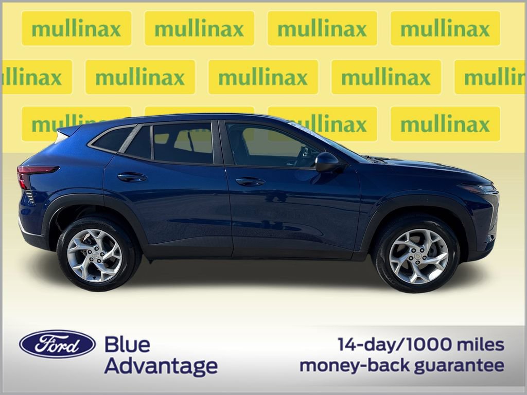 Used 2024 Chevrolet Trax LS w/ LS Convenience Package FWD image 2
