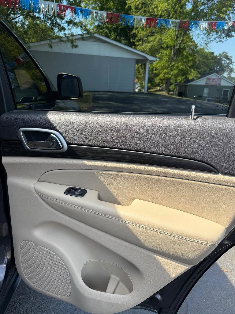 Used 2019 Jeep Grand Cherokee Laredo RWD image 26