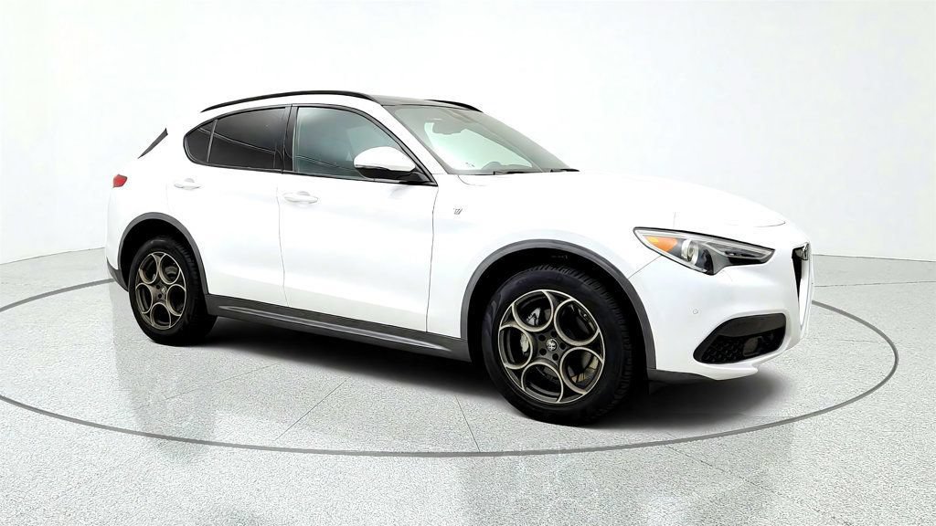 Used 2023 Alfa Romeo Stelvio Ti AWD/4WD image 3