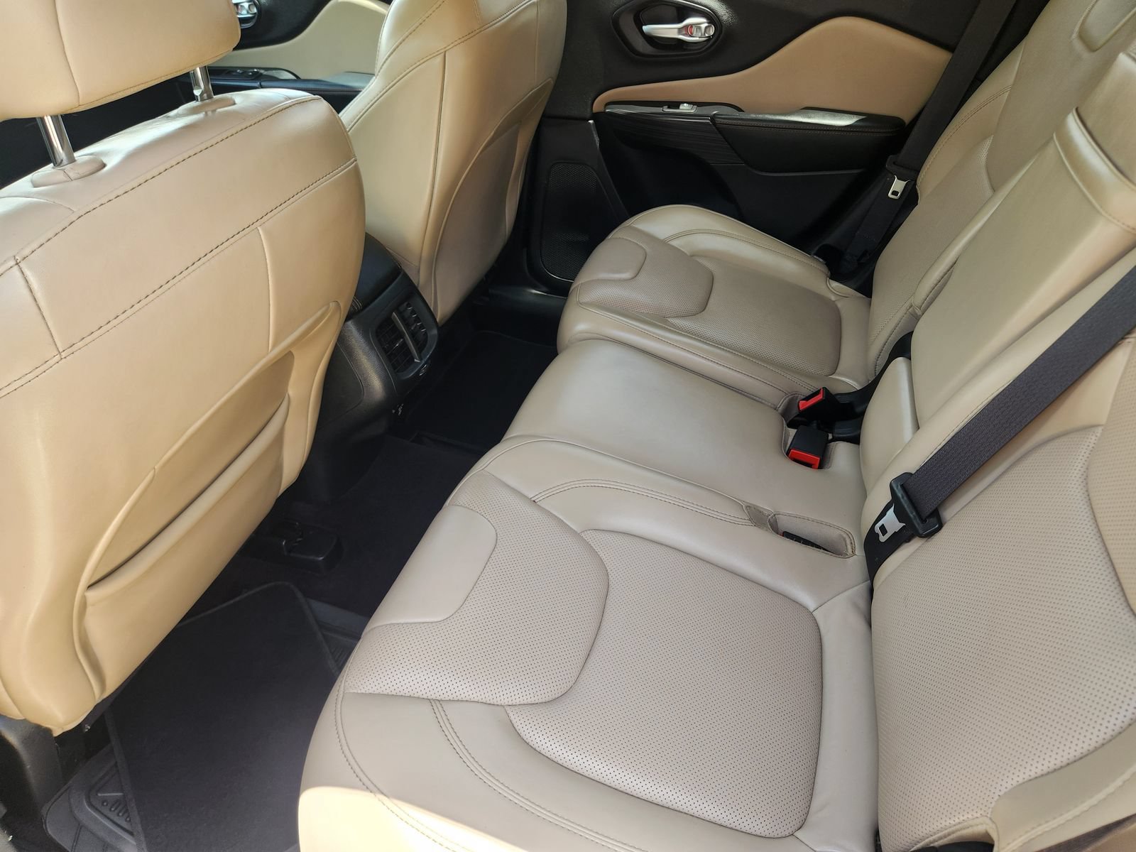 Used 2016 Jeep Cherokee Limited w/ Luxury Group FWD image 34