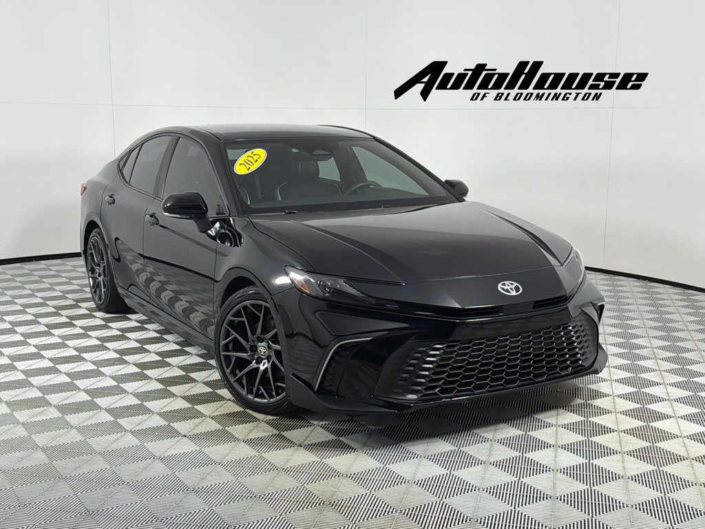 Used 2025 Toyota Camry SE w/ Convenience Package FWD image 1