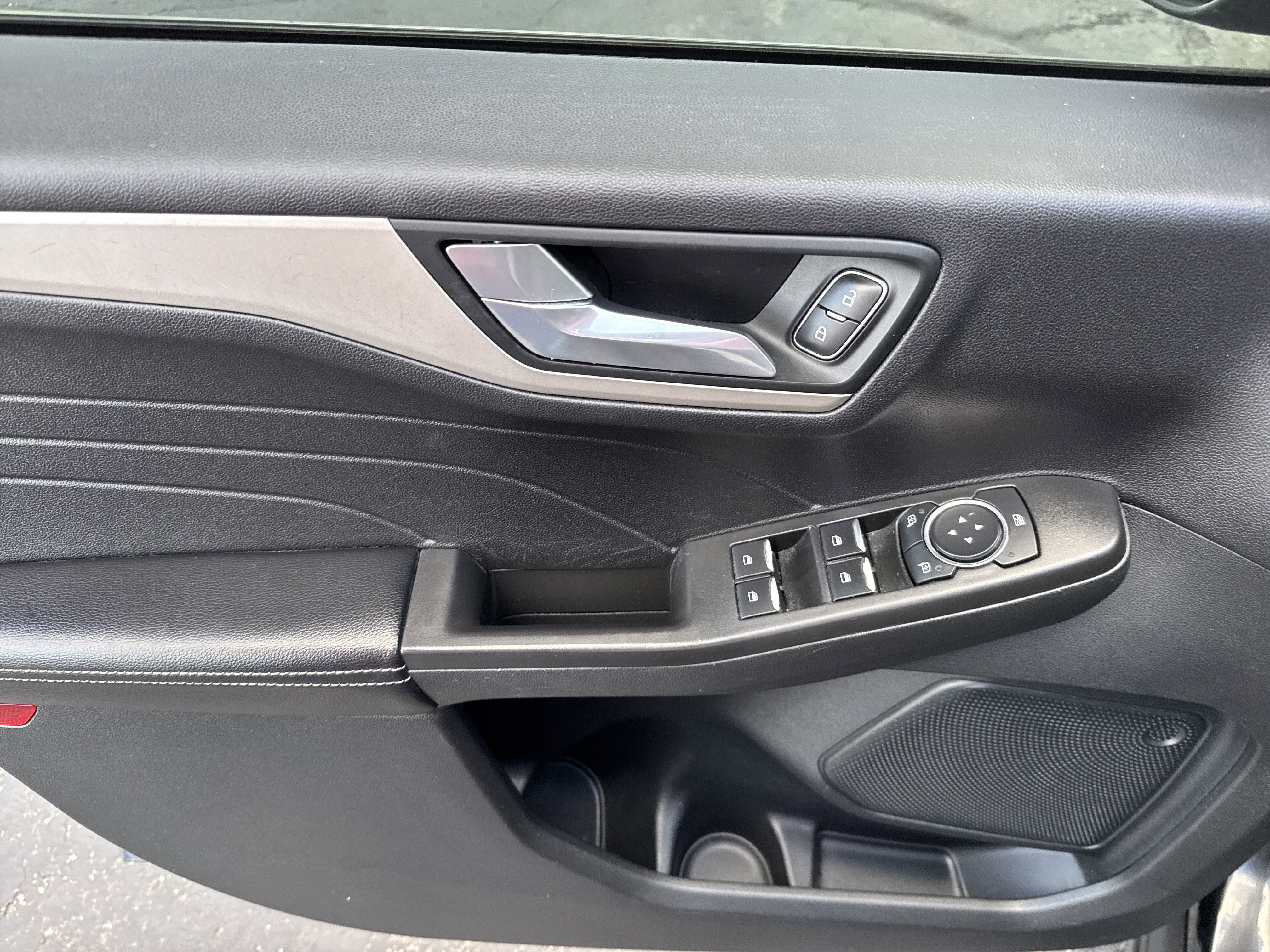 Used 2021 Ford Escape SE w/ SE Sport Appearance Package image 17