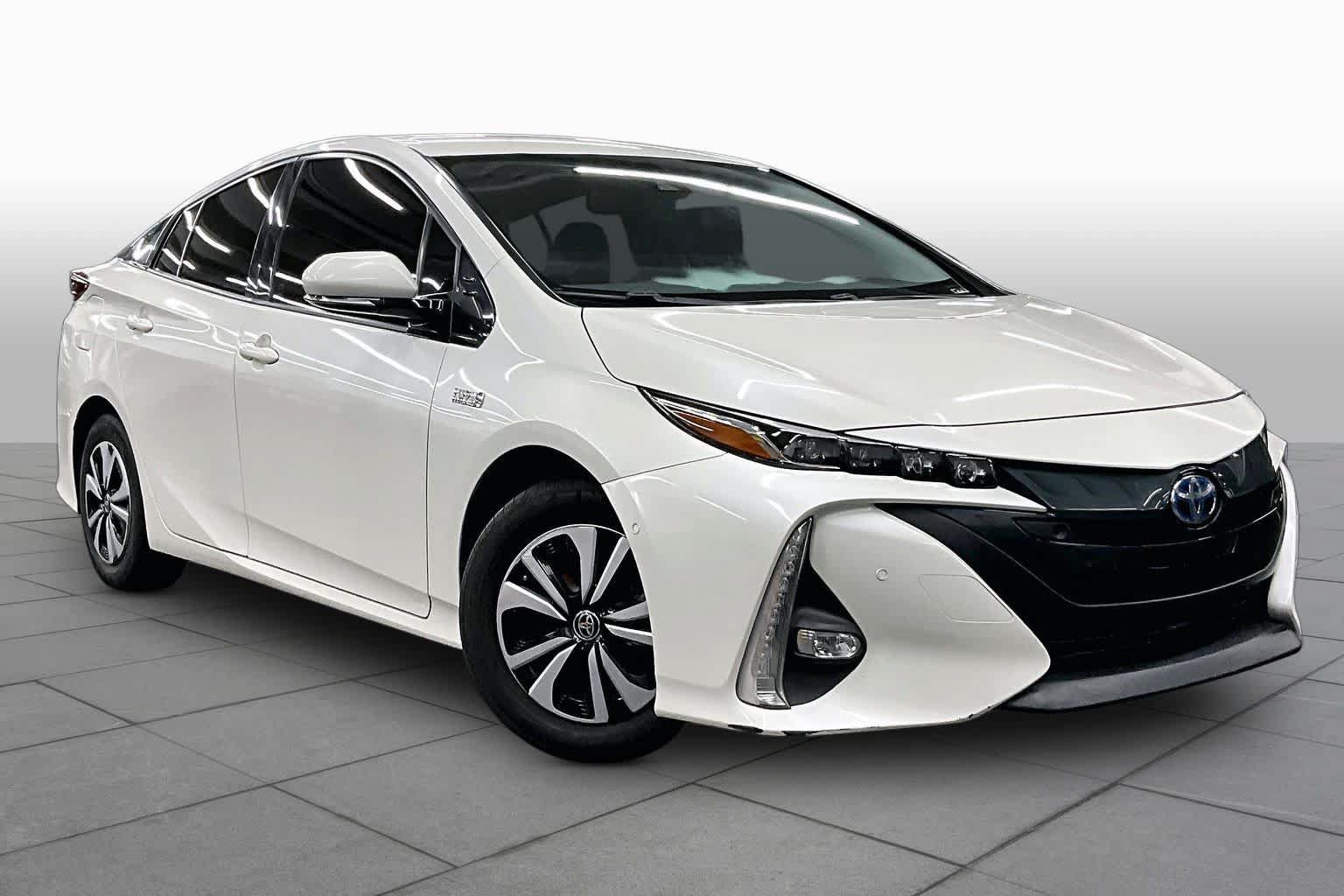 Used 2018 Toyota Prius Prime Advanced FWD image 2