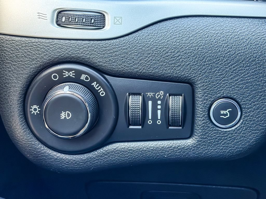 Used 2016 Jeep Cherokee Overland w/ Technology Group AWD/4WD image 49