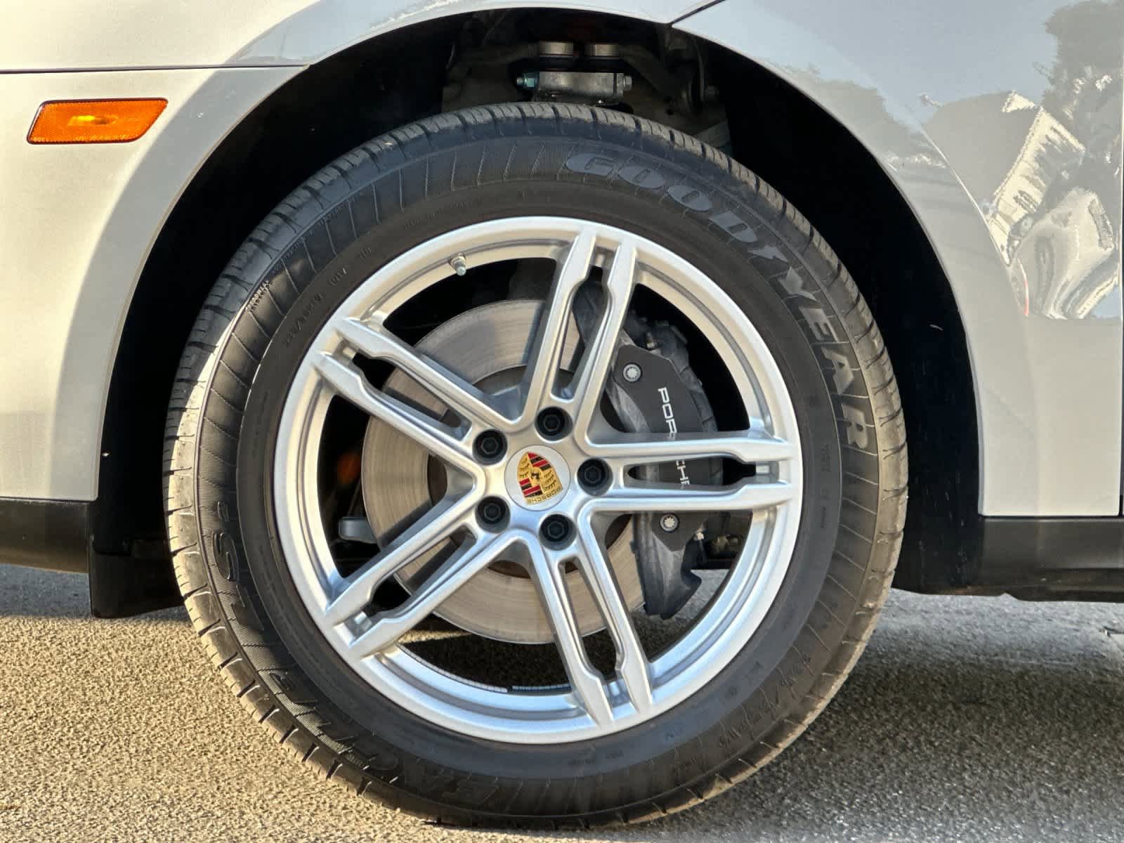 Certified 2025 Porsche Macan AWD/4WD image 30