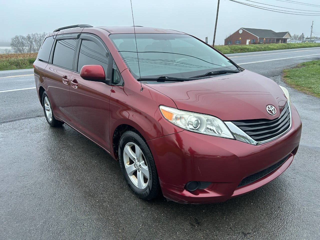 Used 2011 Toyota Sienna LE w/ Towing Pkg image 3