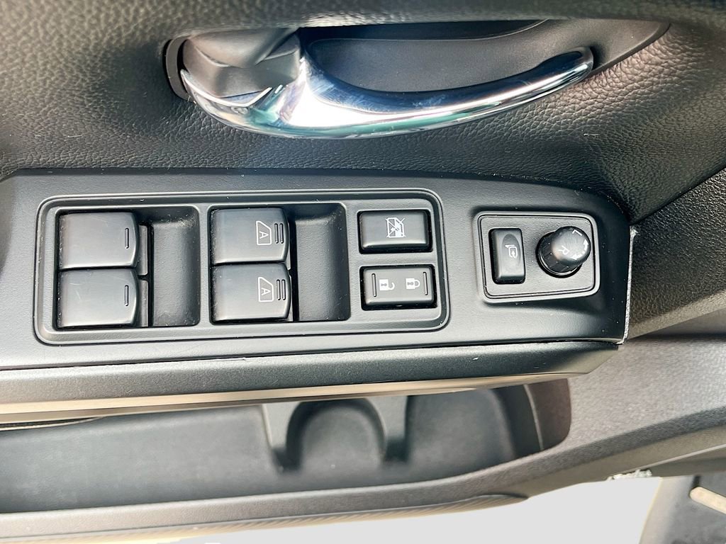Used 2023 Nissan Titan PRO-4X w/ Pro-4x Convenience Package AWD/4WD image 18