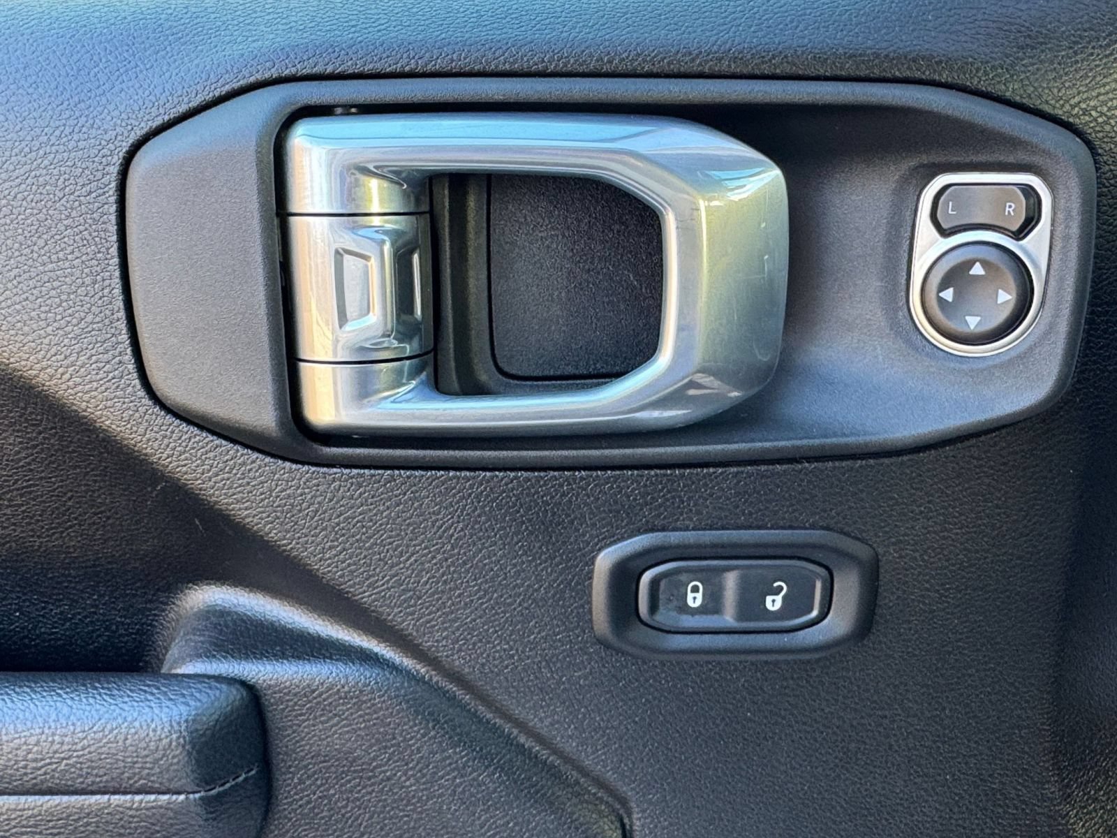 Used 2025 Jeep Wrangler Unlimited Rubicon AWD/4WD image 18