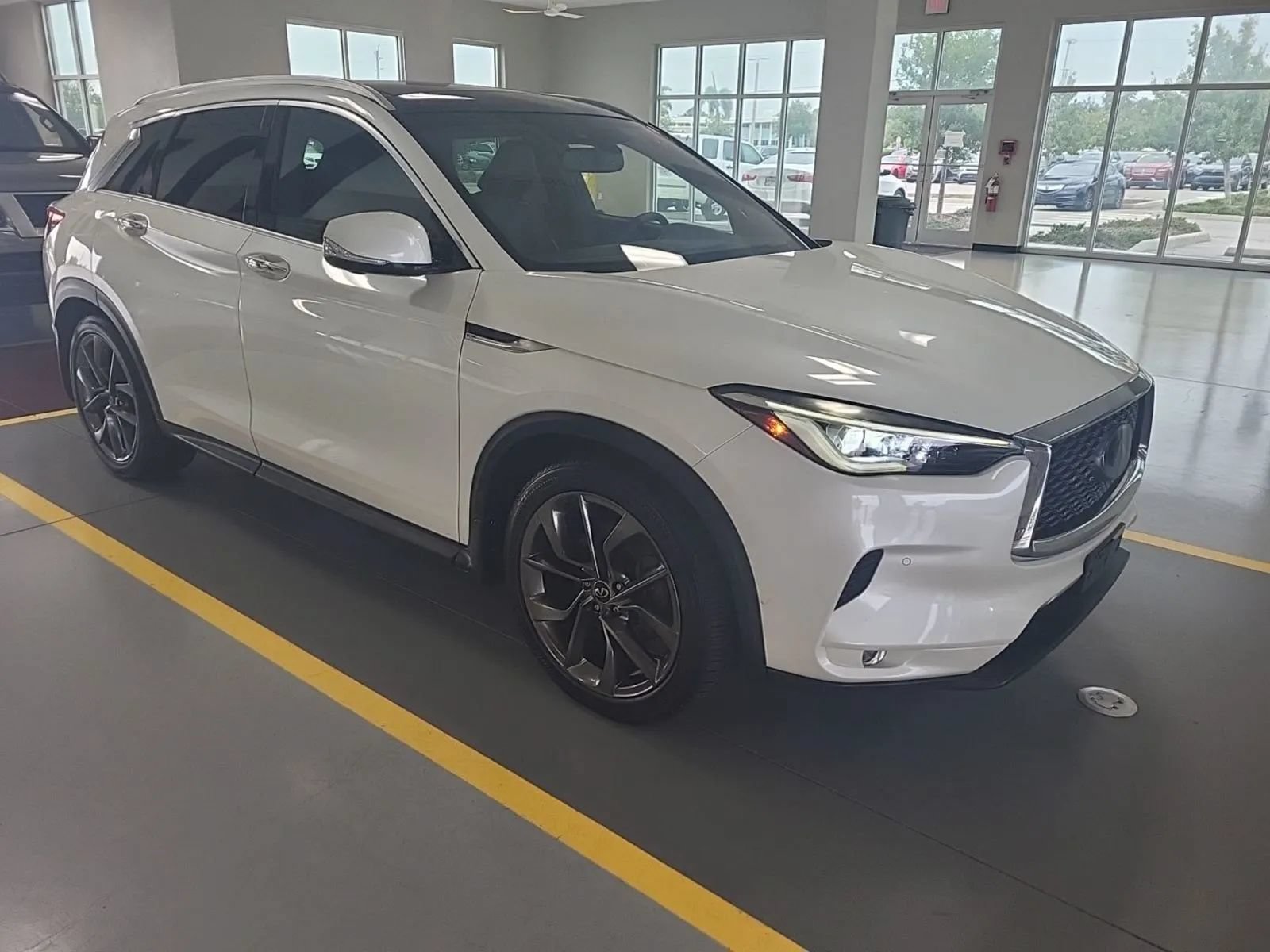 Used 2019 INFINITI QX50 Essential w/ Sensory Package AWD/4WD image 2