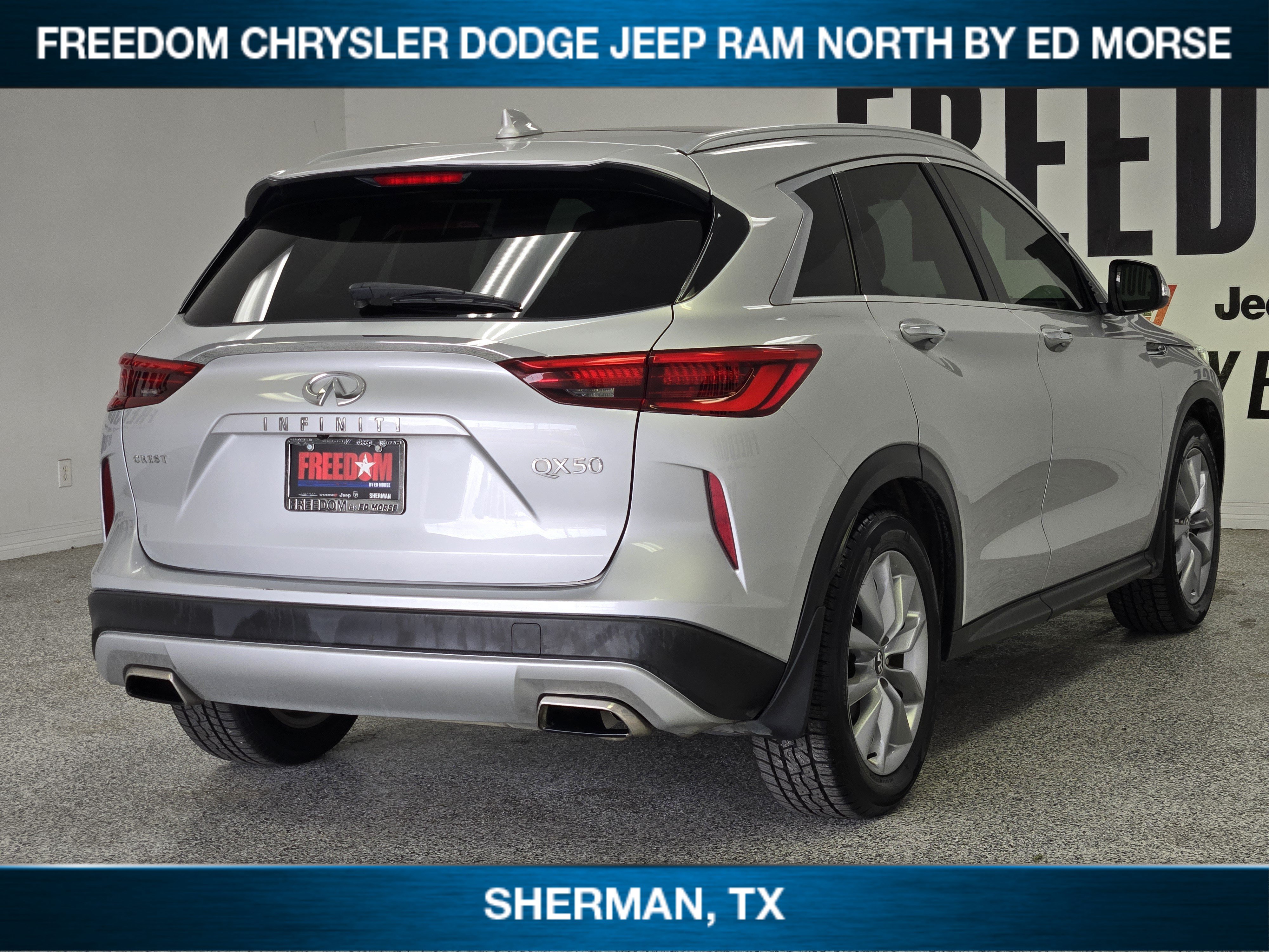 Used 2019 INFINITI QX50 Luxe w/ Navigation Package FWD image 3