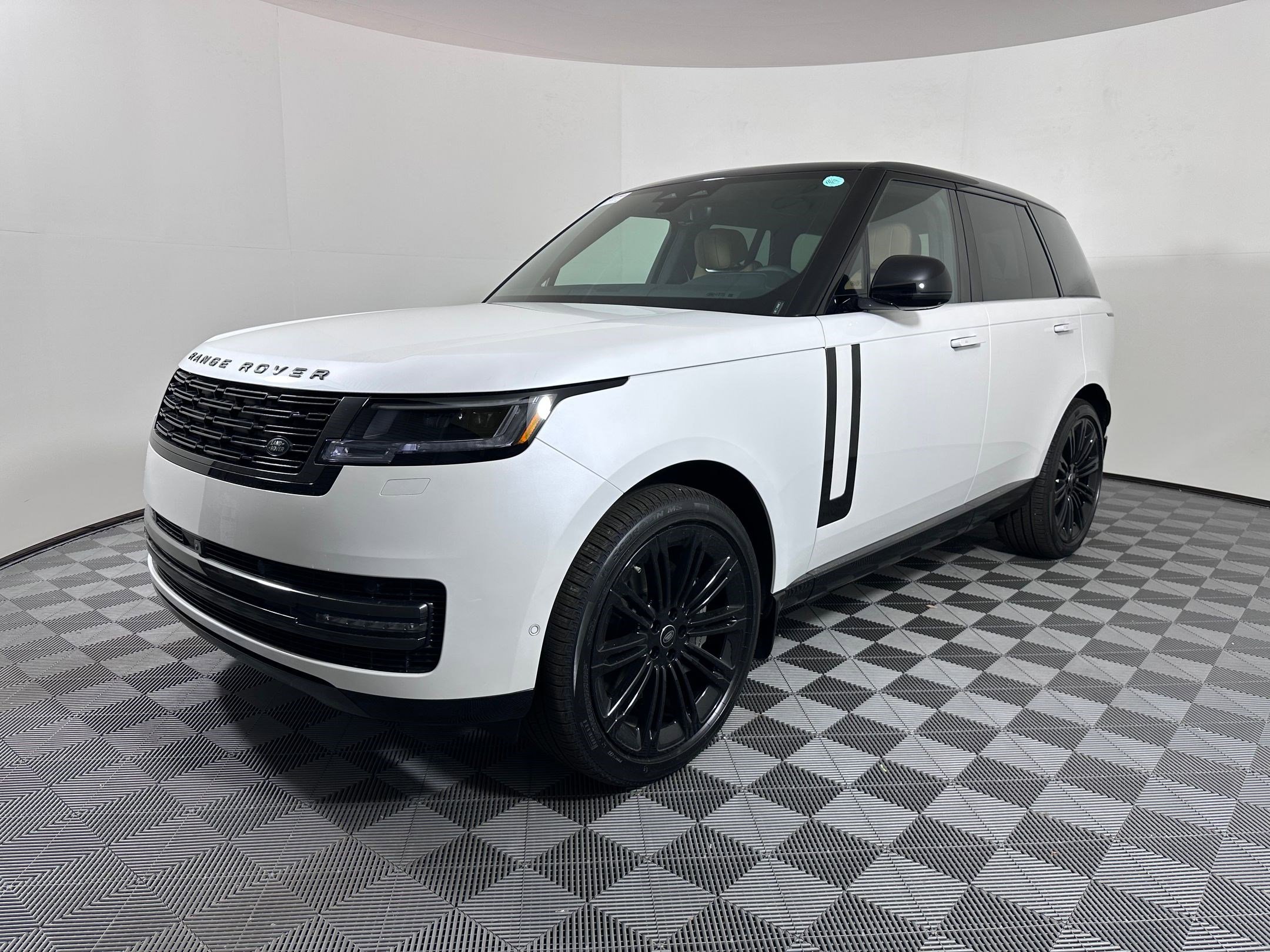 New 2025 Land Rover Range Rover SE