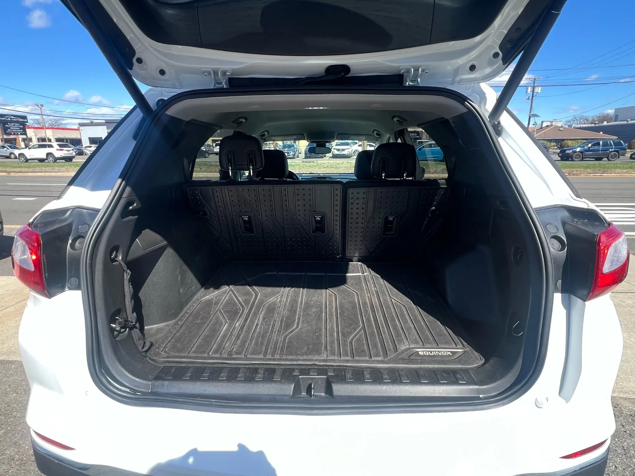 Used 2018 Chevrolet Equinox Premier w/ LPO, Cargo Package AWD/4WD image 10