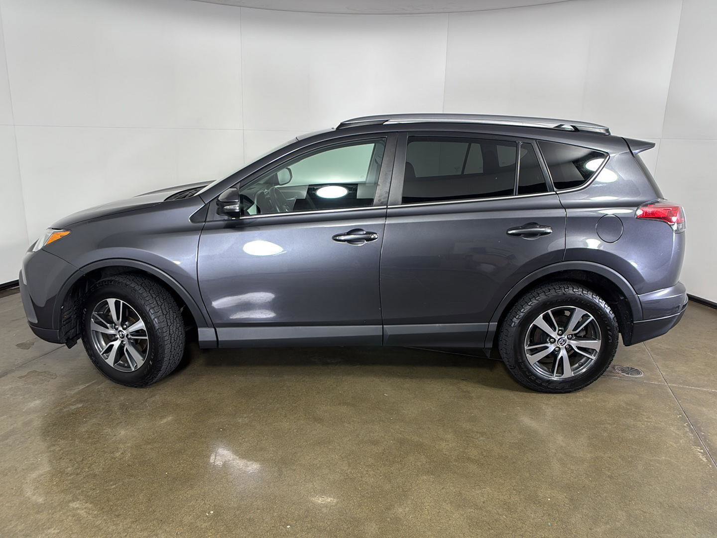 Used 2018 Toyota RAV4 XLE AWD/4WD image 14