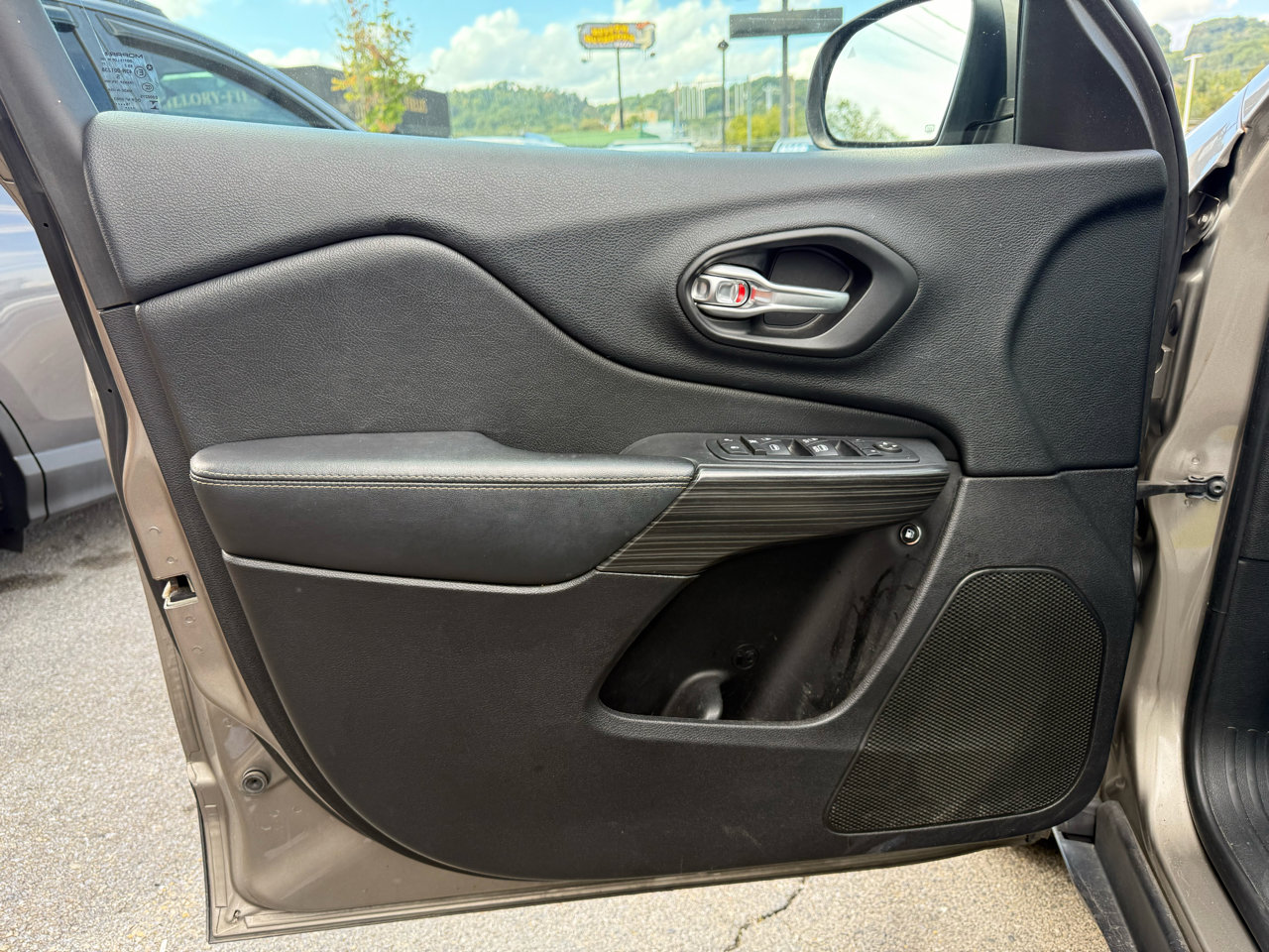 Used 2017 Jeep Cherokee Latitude w/ Safety/Convenience Group image 20