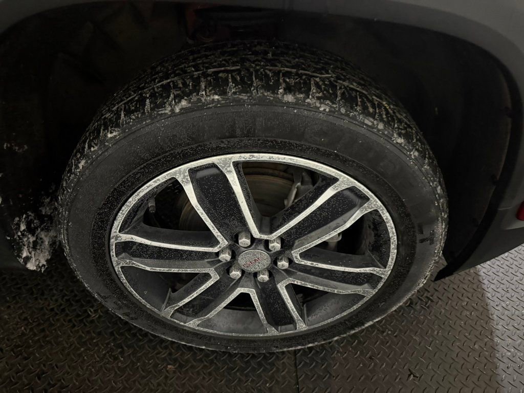 Used 2023 GMC Acadia SLT w/ Technology Package image 17