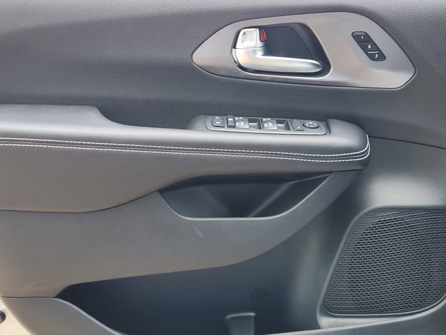 New 2026 Chrysler Pacifica Select FWD image 18