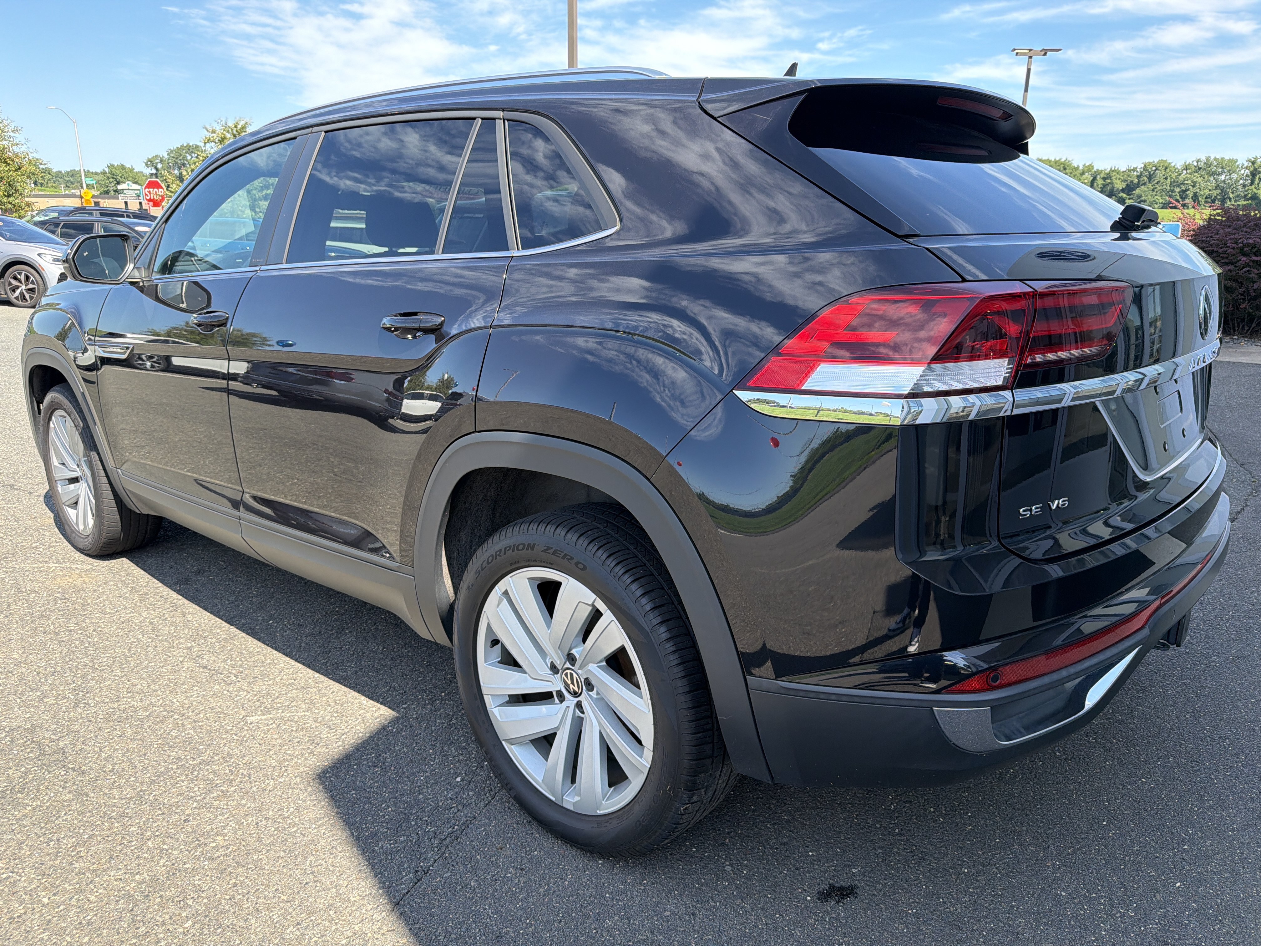 Certified 2023 Volkswagen Atlas Cross Sport SE w/ Panoramic Sunroof Package AWD/4WD image 7