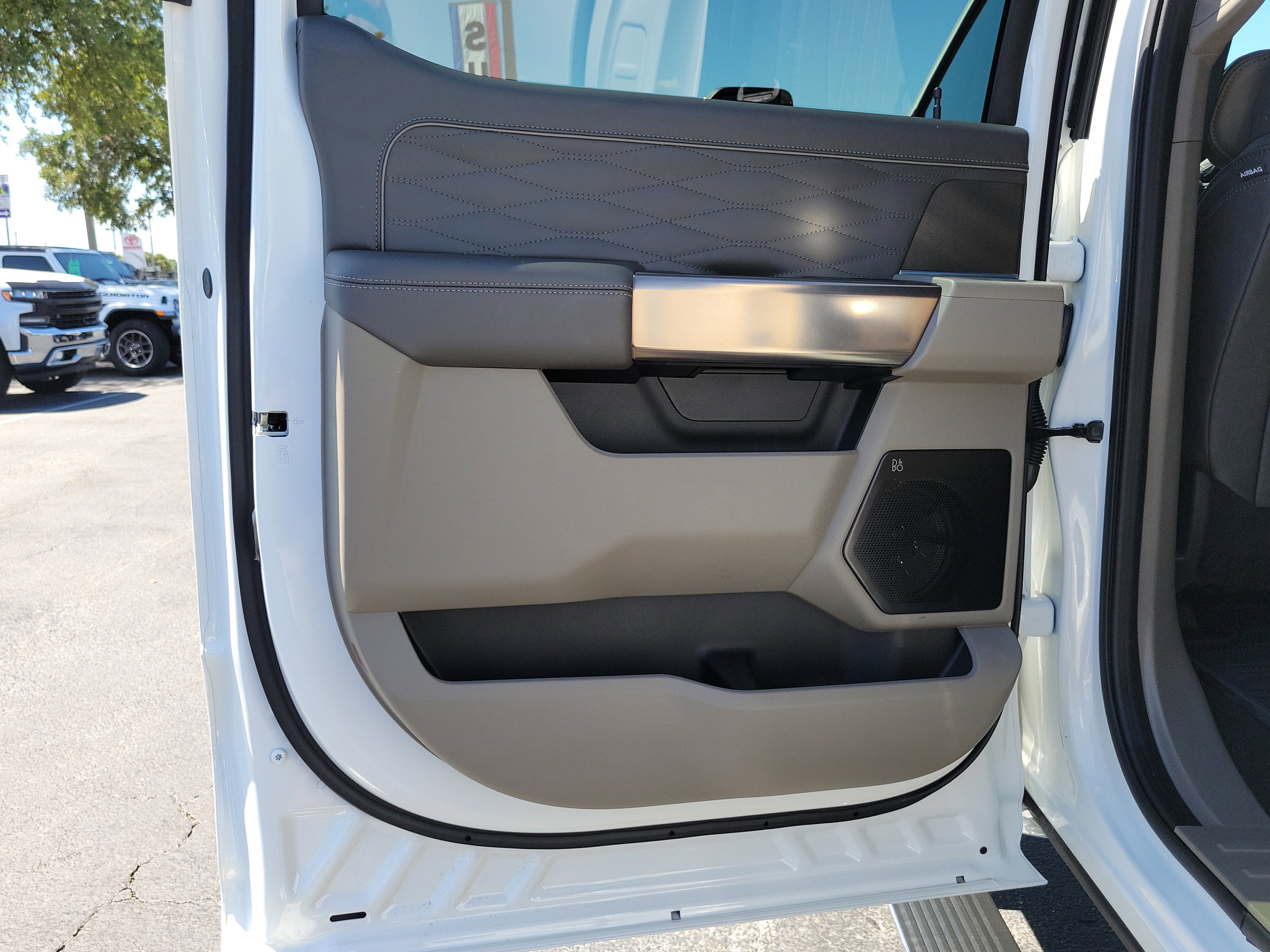 Certified 2025 Ford F250 Platinum w/ Platinum Plus Package AWD/4WD image 11