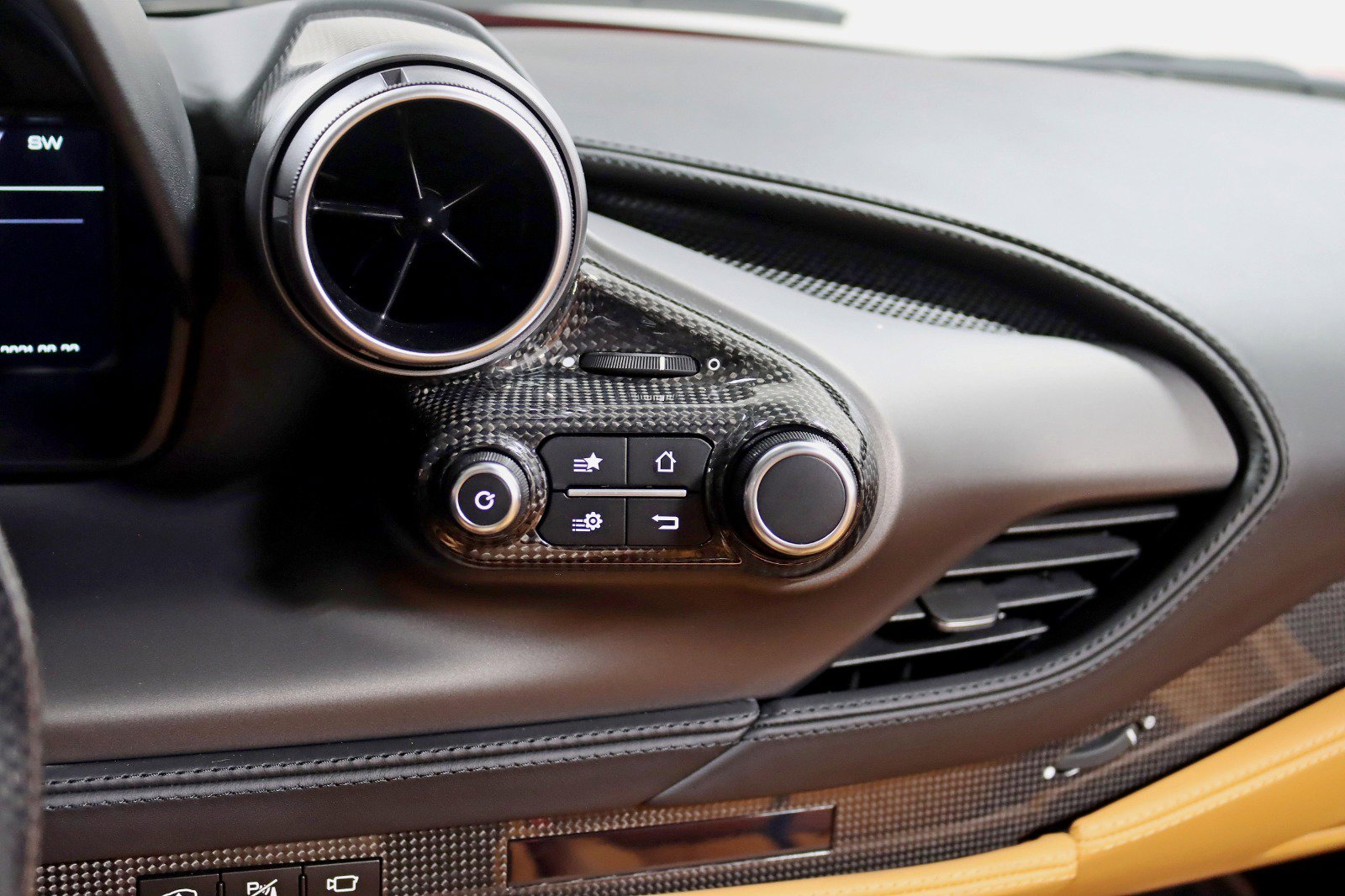 Used 2023 Ferrari F8 Tributo image 39