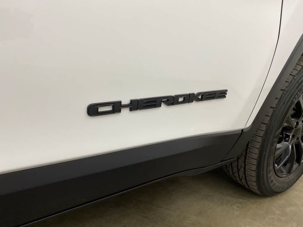 Used 2023 Jeep Cherokee Altitude Lux w/ Mopar Interior Package AWD/4WD image 10