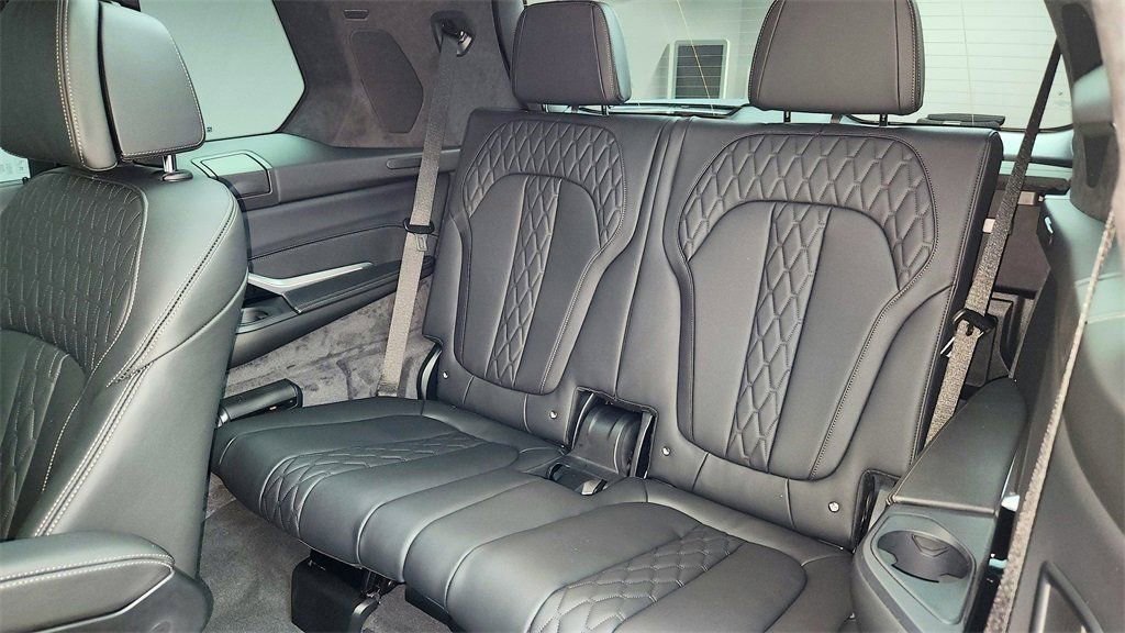 New 2026 BMW X7 M60i image 17