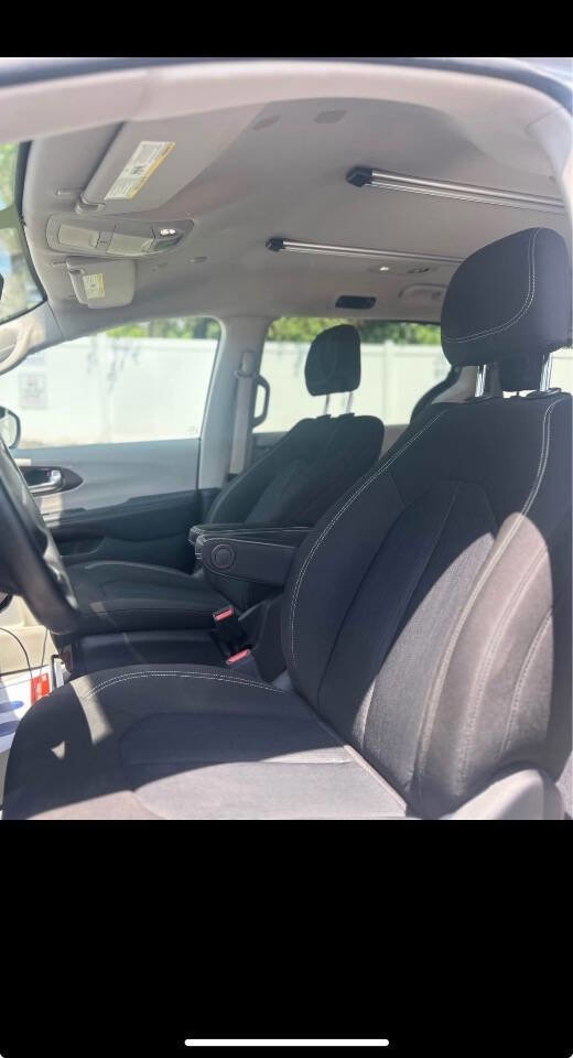 Used 2020 Chrysler Voyager LX image 8