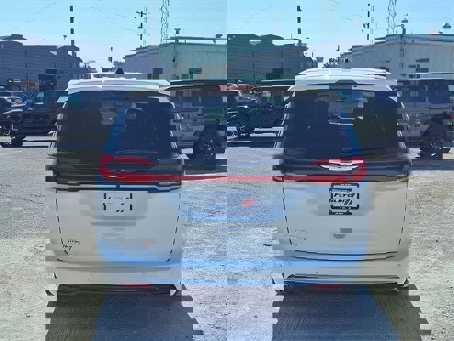 New 2026 Chrysler Pacifica Select image 20