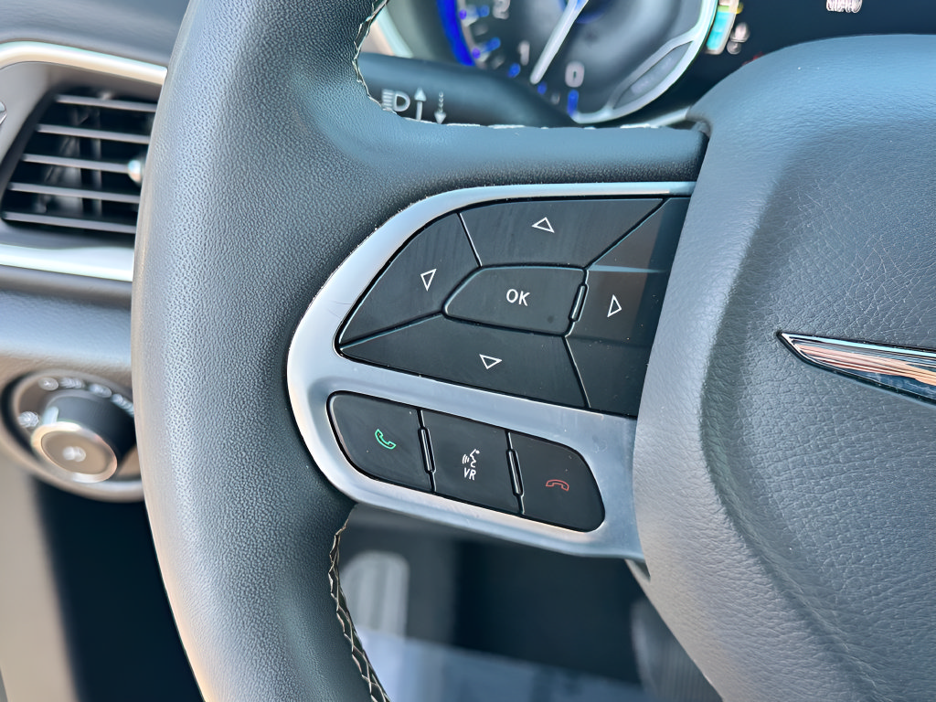 Used 2025 Chrysler Pacifica Select FWD image 15