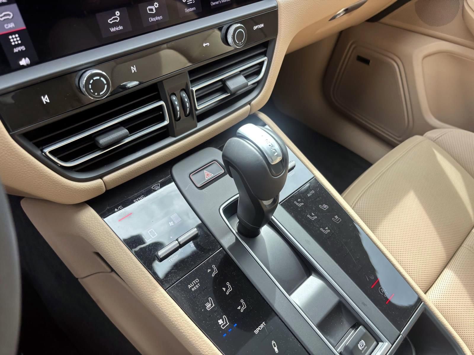 Used 2025 Porsche Macan image 32