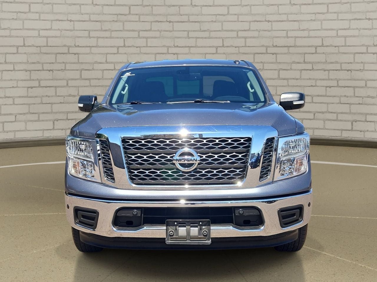 Used 2018 Nissan Titan SV w/ SV Convenience Package RWD image 2