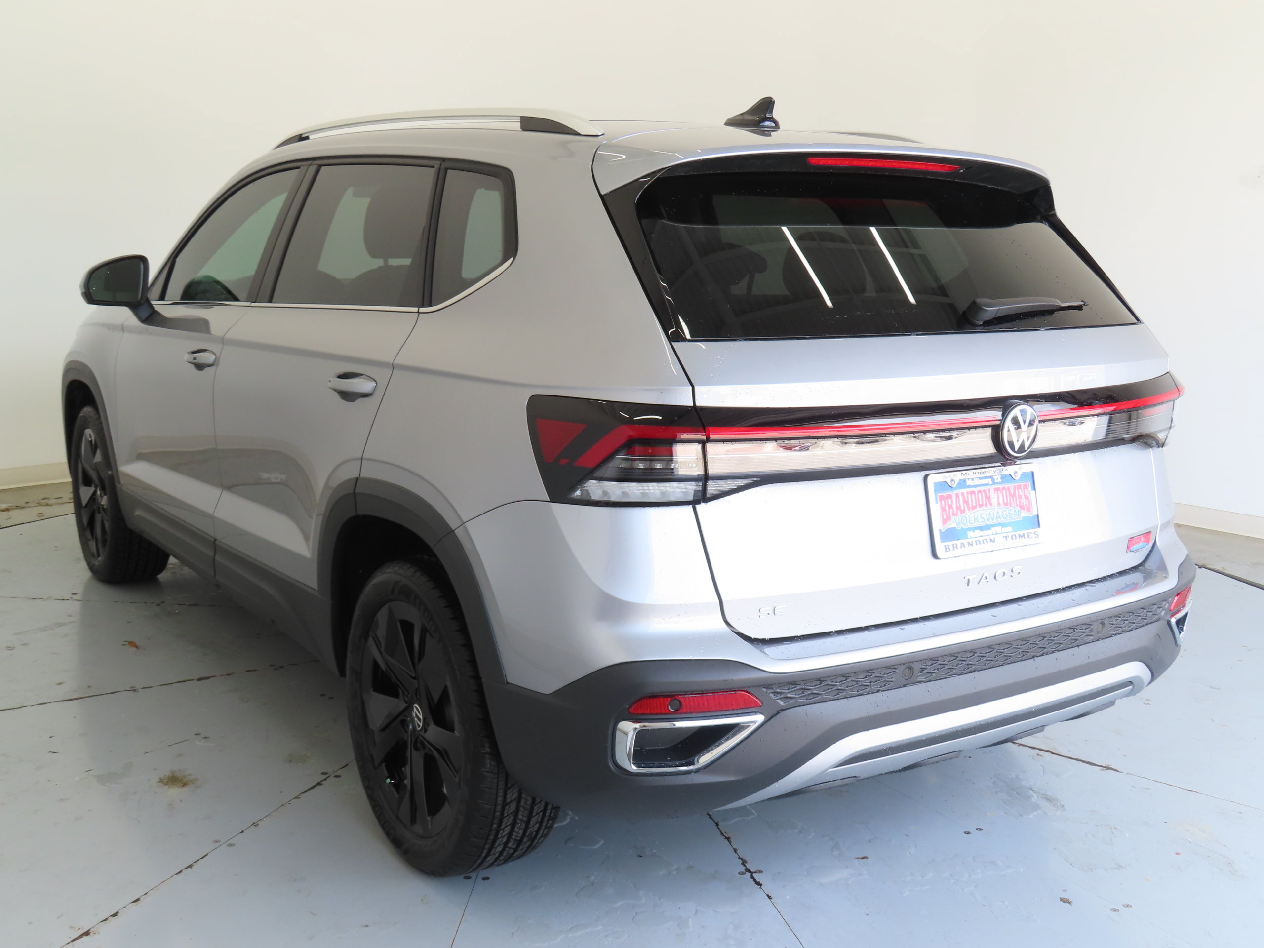 New 2026 Volkswagen Taos SE FWD image 6