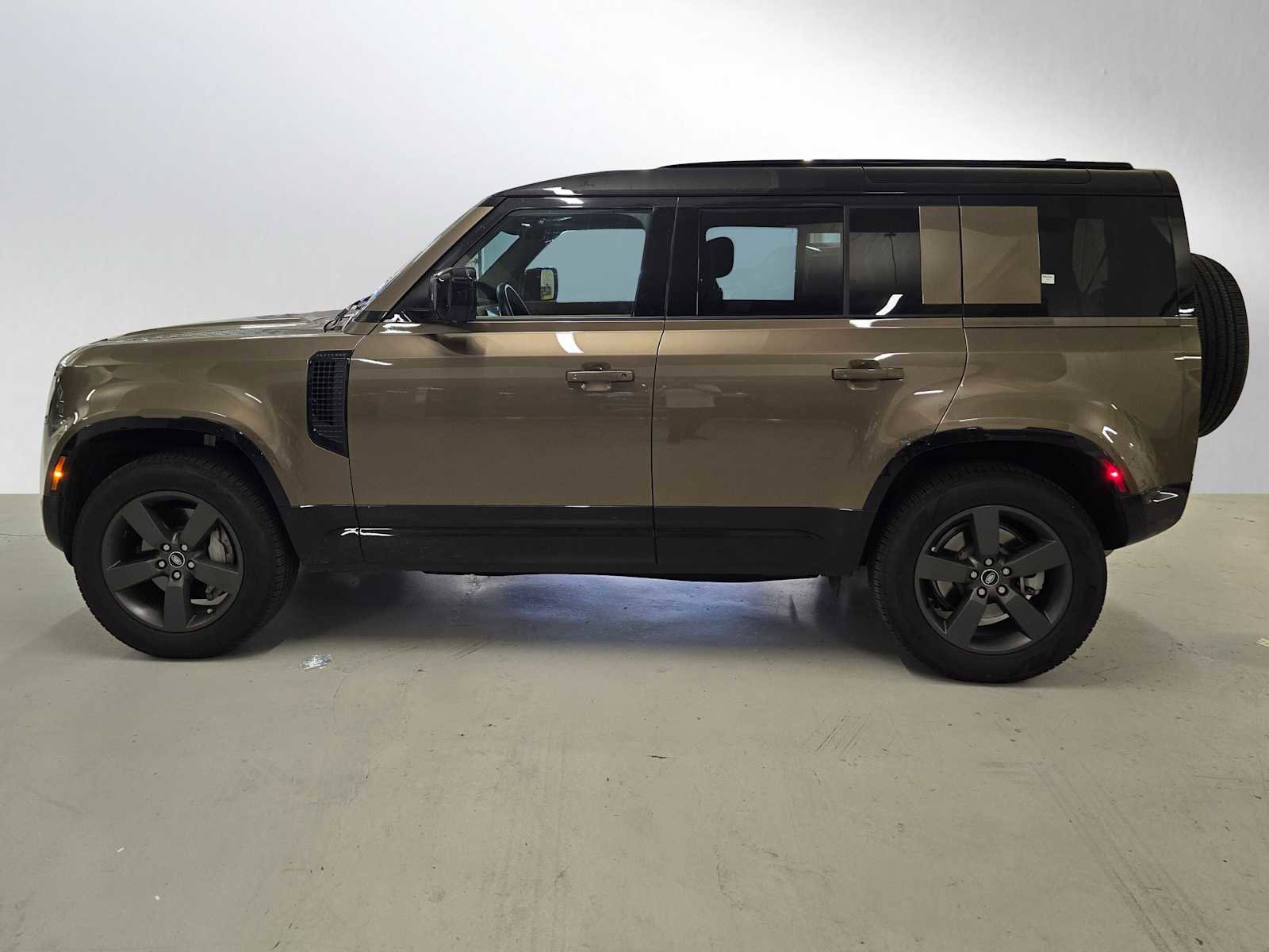 Used 2025 Land Rover Defender 110 X-Dynamic SE AWD/4WD image 2