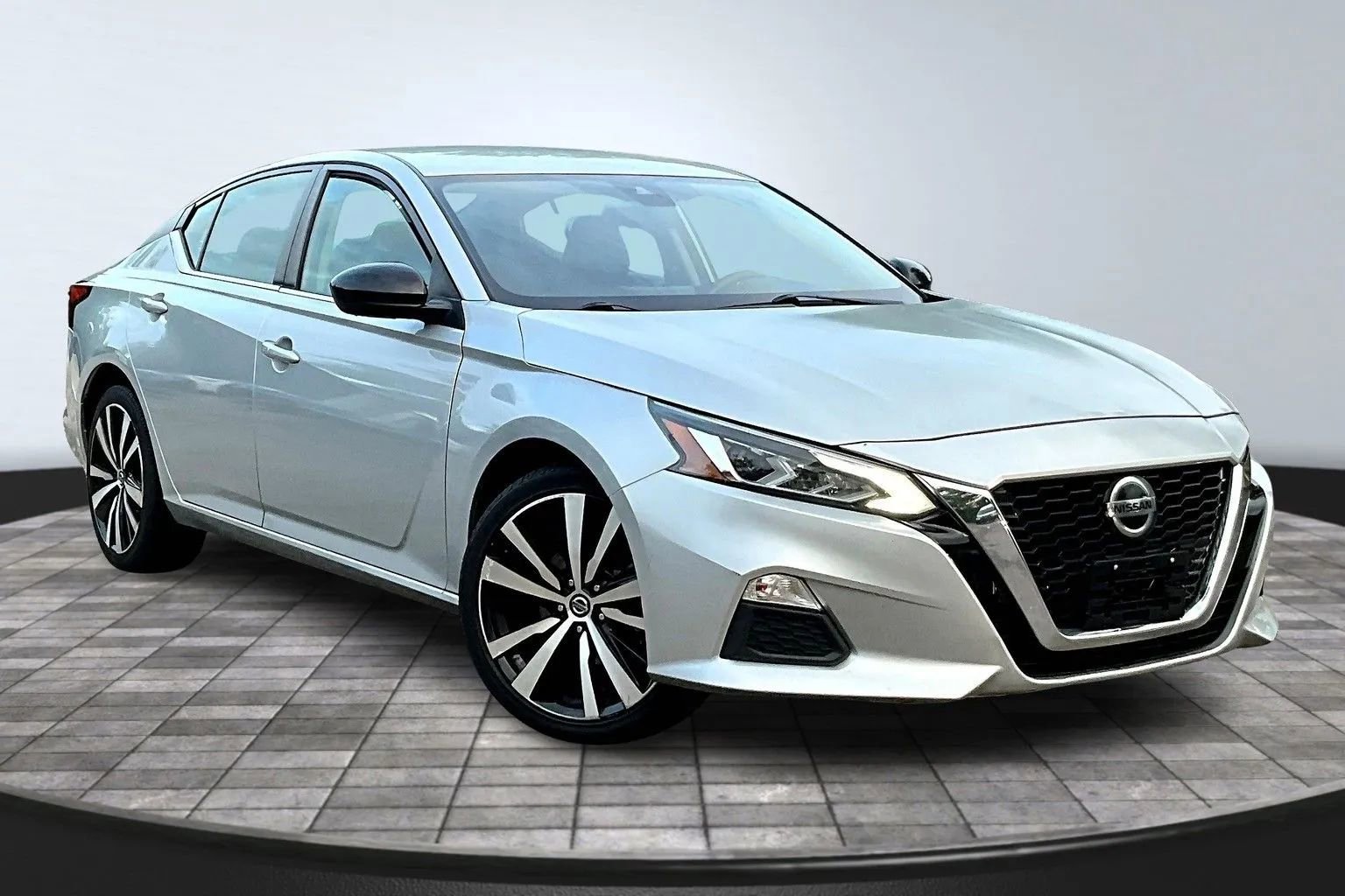 Used 2021 Nissan Altima 2.5 SR image 1