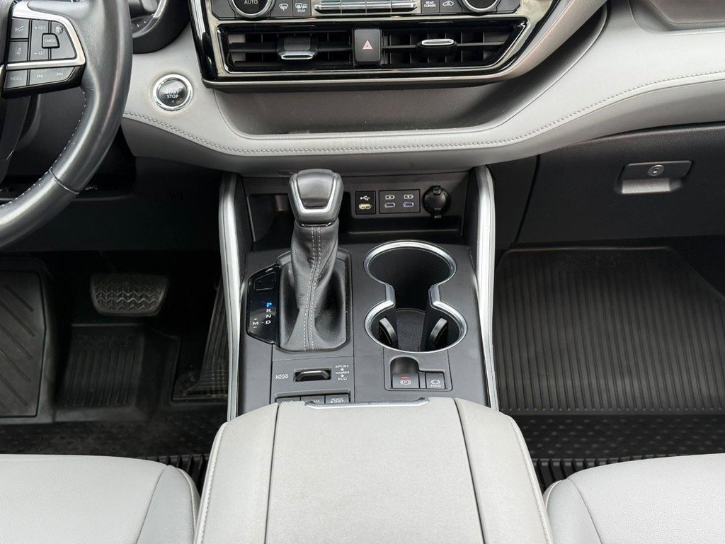 Used 2022 Toyota Highlander XLE image 18