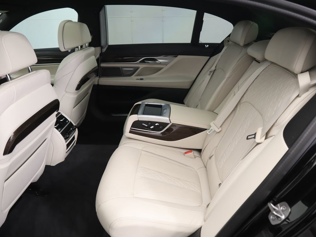 Certified 2022 BMW 750i xDrive w/ Luxury Rear Seating Package image 22