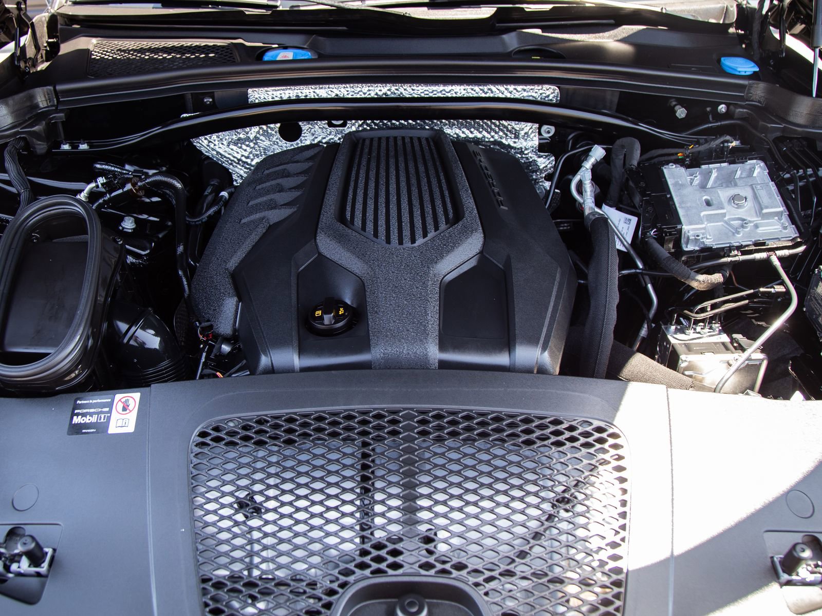 Certified 2025 Porsche Macan AWD/4WD image 27