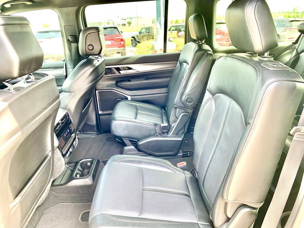 Used 2025 Jeep Wagoneer L Series II AWD/4WD image 18