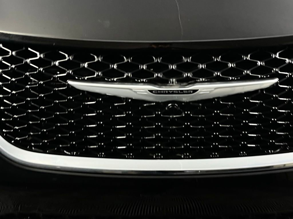 Used 2025 Chrysler Pacifica Select w/ Uconnect Theater Family Group image 11