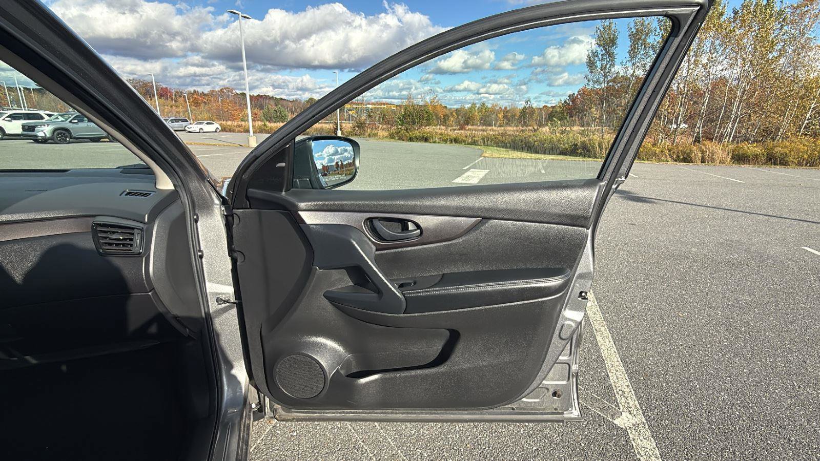 Used 2020 Nissan Rogue Sport S image 17